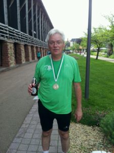 Peter Aures mit Medaille und keinem Drink an der Saline